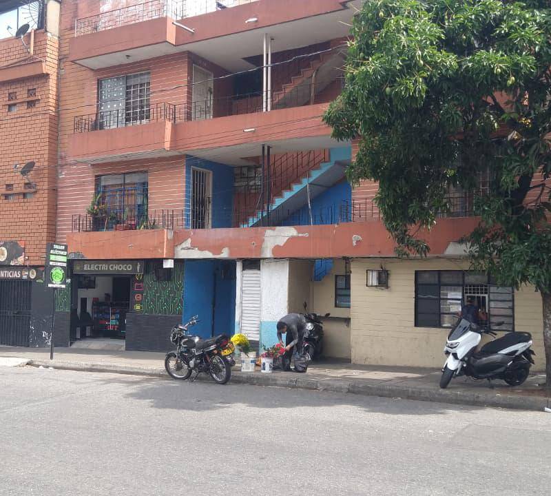 Dentro de esta residencia del barrio Jesús Nazareno, en el centro de Medellín, ocurrió el asesinato de Michell Vanessa Torres Romero, de 27 años. FOTO: Cortesía