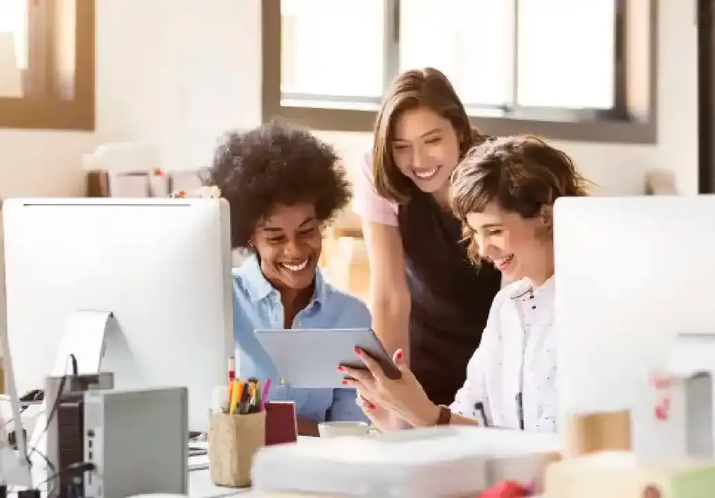 Personas disfrutando de un momento de esparcimiento, tras una pausa en su jornada laboral. FOTO: GETTY