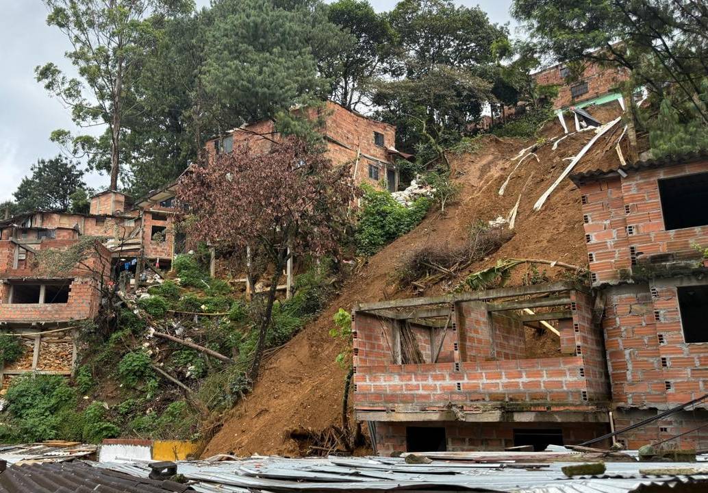 Algunos de los inmuebles y estructuras que serán demolidos en Villatina. FOTO: Cortesía