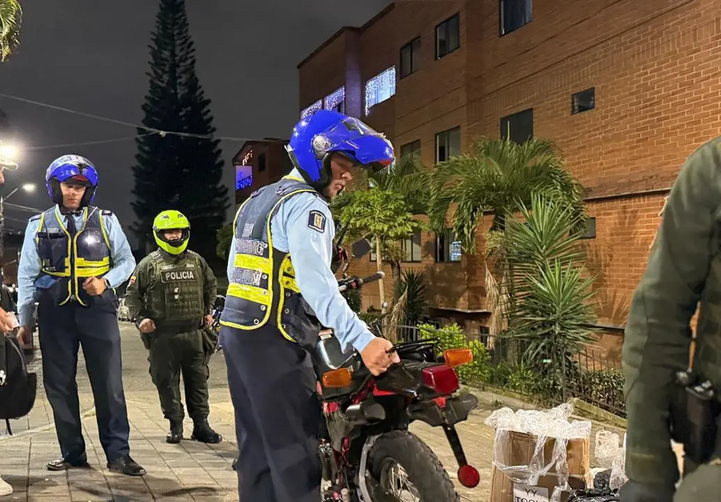 Una moto, sin placas, es inmovilizada por los agentes de Tránsito de la ciudad. FOTO: Cortesía