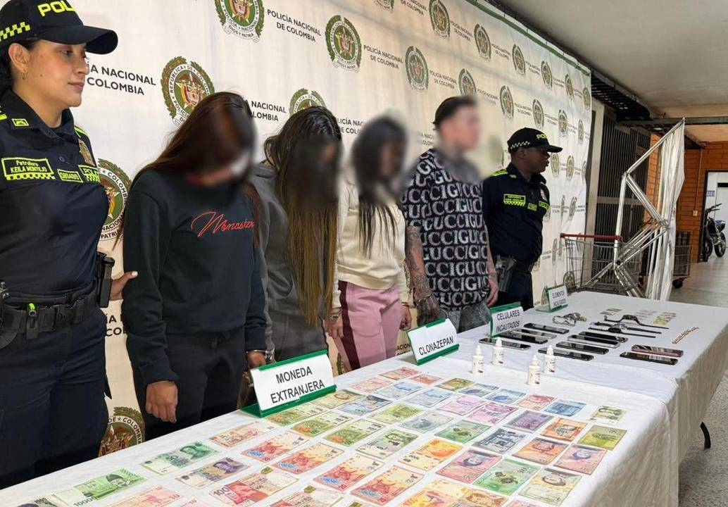 Las detenidas junto al presunto coordinador de la banda. Además de varios elementos incautados. FOTO: Cortesía