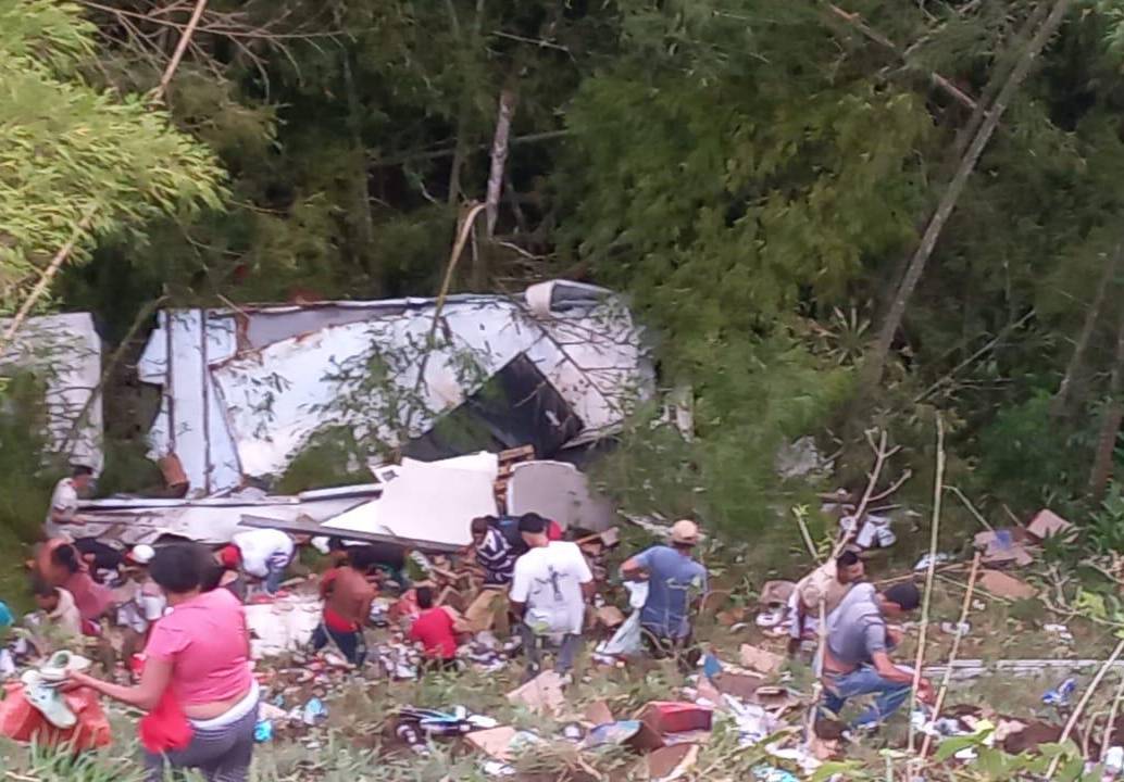 Así quedó el camión tras el accidente sufrido y que fue aprovechado por la gente para rapiñar los elementos que cargaba. FOTO: Cortesía Denuncias Antioquia