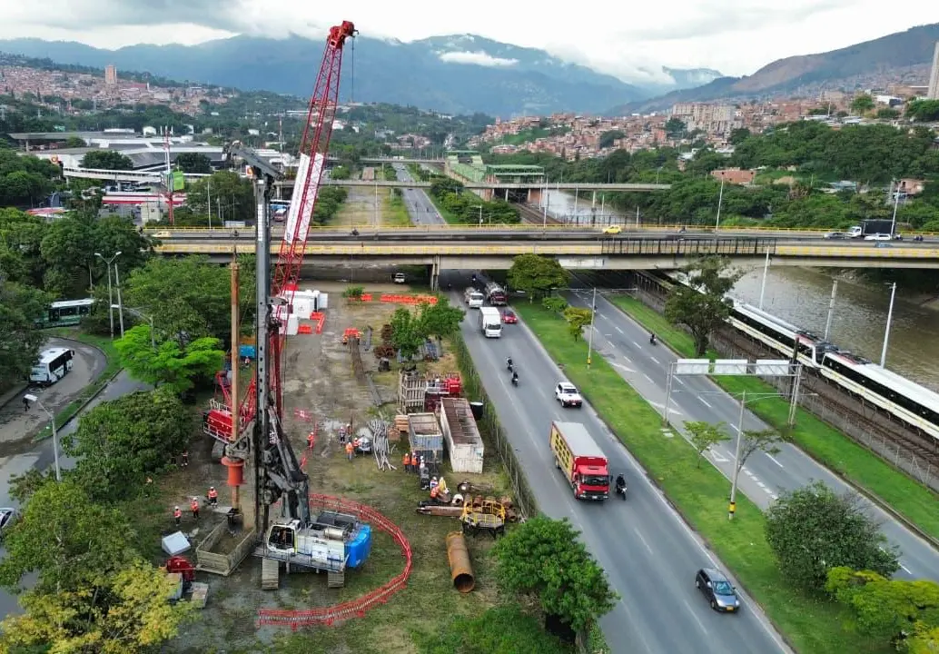 Una de las grúas de la construcción realizando la instalación de una de las estructuras. FOTO: Cortesía