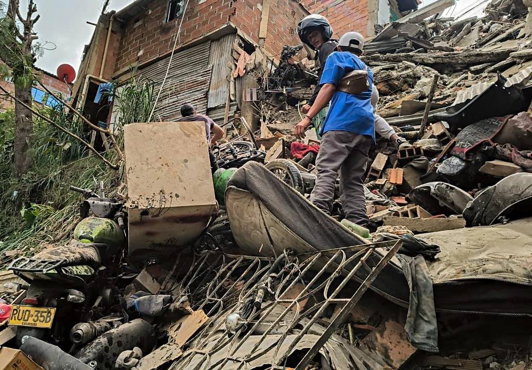 Vecinos de Manrique La Honda tratando de salvar lo poco que quedó tras el colapso de un taller. FOTO: Julio Herrera.