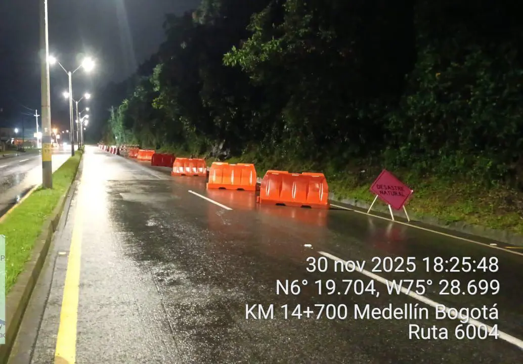Así estuvo durante toda la noche la vía cerca del Alto de la Virgen a raíz de la caída de material. FOTO: Cortesía