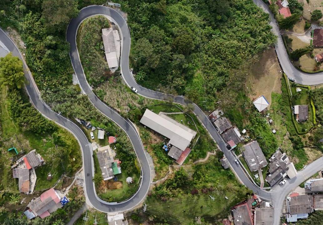 Así quedó la vía Santo Domingo - La Quiebra, construida mediante el mecanismo de Obras por Impuestos. FOTO: Cortesía