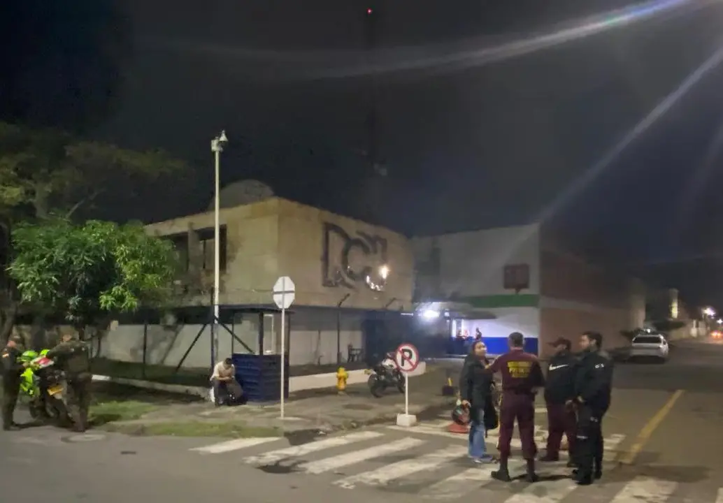 Como parte de la respuesta a la emergencia, la Secretaría de Movilidad cerró la carrera 8 entre calles 26 y 34, en sentido oriente. FOTO: Tomada de El País de Cali.