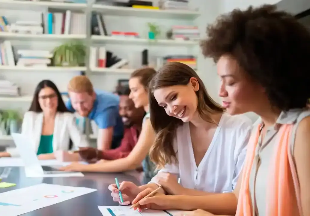 Jóvenes de Cali podrán acceder a un programa de formación en ventas y servicio al cliente, con respaldo de Tiendas Ara y el Politécnico PIO. FOTO: Getty