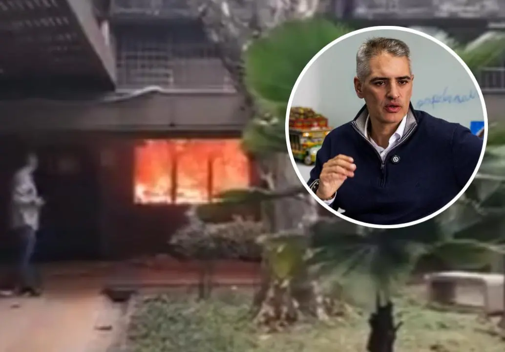 Personal del Cuerpo de Bomberos de Medellín acudió al plantel educativo para controlar las llamas que consumieron por completo esta oficina, en la que hubo pérdida de muebles, enseres y algunos documentos. FOTO: Cortesía