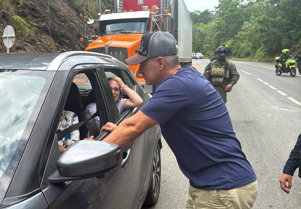 El gobernador de Antioquia, Andrés Julián Rendón, lideró una visita a la zona durante los operativos para restablecer el paso. FOTO: Cortesía Gobernación