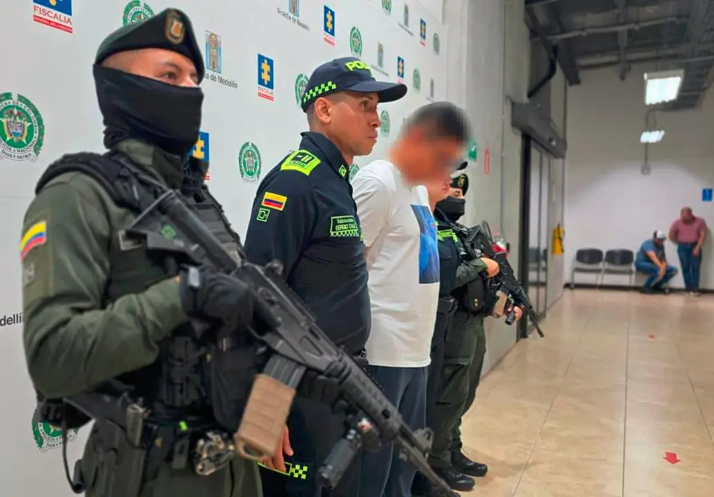 Alias Jota fue capturado en un gran operativo en El Poblado cuando iba en un vehículo particular, de baja gama, el cual estaba blindado como medida de protección. FOTO: CORTESÍA POLICÍA METROPOLITANA