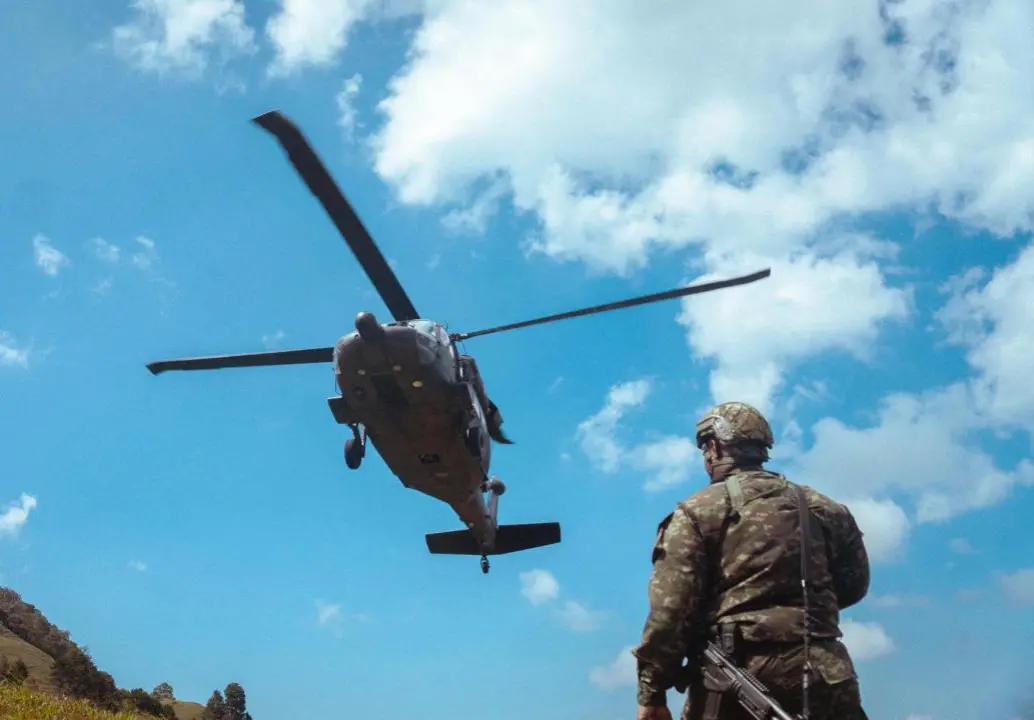 La misión se desarrolló en el sector Pico de Águila, una zona de difícil acceso donde las condiciones del terreno impiden el ingreso de maquinaria y materiales por vía terrestre. FOTO: Cortesía Comando Aéreo de Combate No. 5 (Cacom 5)