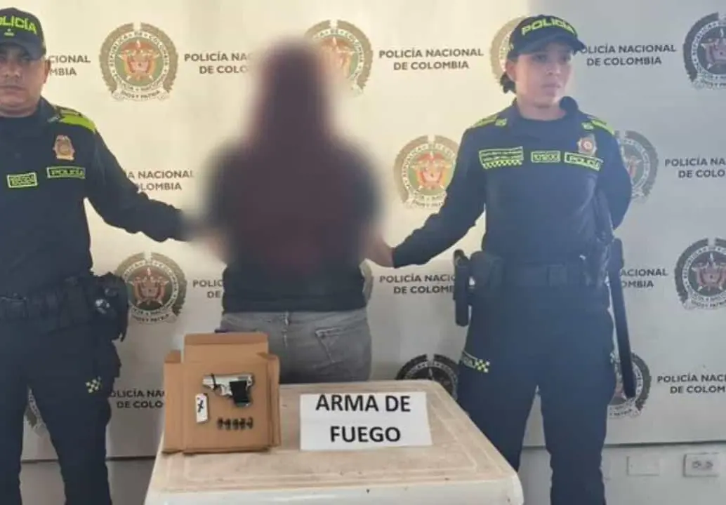 La mujer fue detenida por las autoridades en un evento del partido Centro Democrático que se realizó este jueves en el municipio de Honda, Tolima. Foto: Policía. 