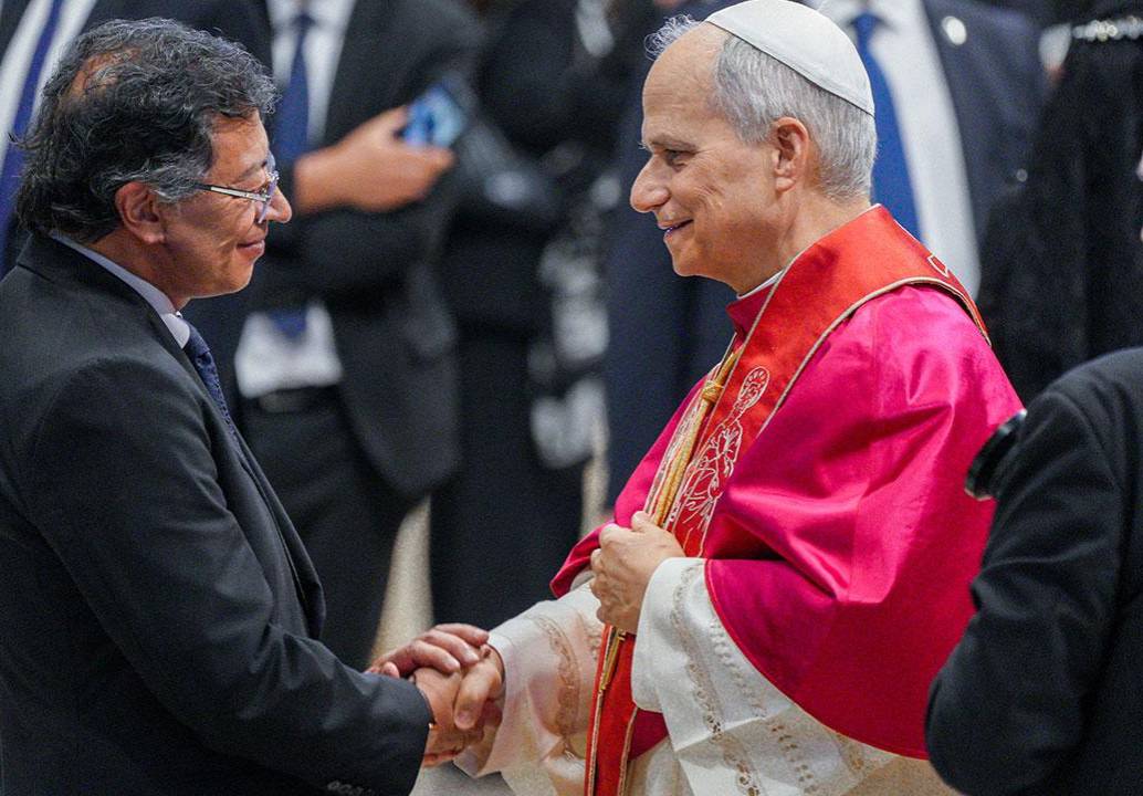 <span class="mln_uppercase_mln">Primer</span><b><span class="mln_uppercase_mln"> saludo del presidente Gustavo Petro con León XIV en Roma este 18 de mayo de 2025. FOTO: PRESIDENCIA</span></b>