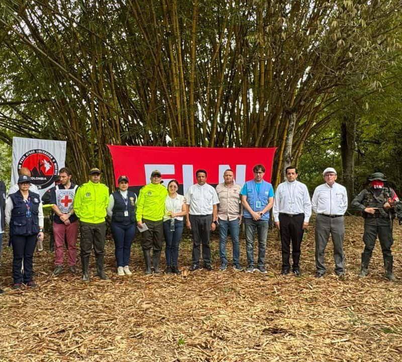 Los agentes de la Dijín Franki Esley Hoyos Murcia y Yordin Fabián Pérez Mendoza fueron liberados por el ELN tras permanecer secuestrados desde julio de 2025 en Arauca. Foto: cortesía 
