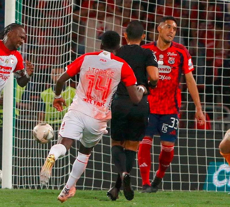 La imagen del balón de Hugo Rodallega entrando en la red durante la final de la Liga frente al DIM. FOTO DIMAYOR