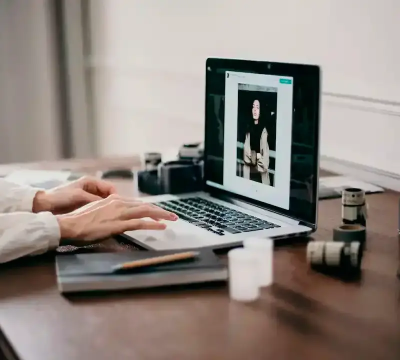El trabajo remoto ha abierto nuevas oportunidades para madres cabeza de hogar, jóvenes sin experiencia y profesionales que buscan flexibilidad laboral. FOTO: GETTY
