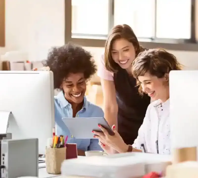 Personas disfrutando de un momento de esparcimiento, tras una pausa en su jornada laboral. FOTO: GETTY