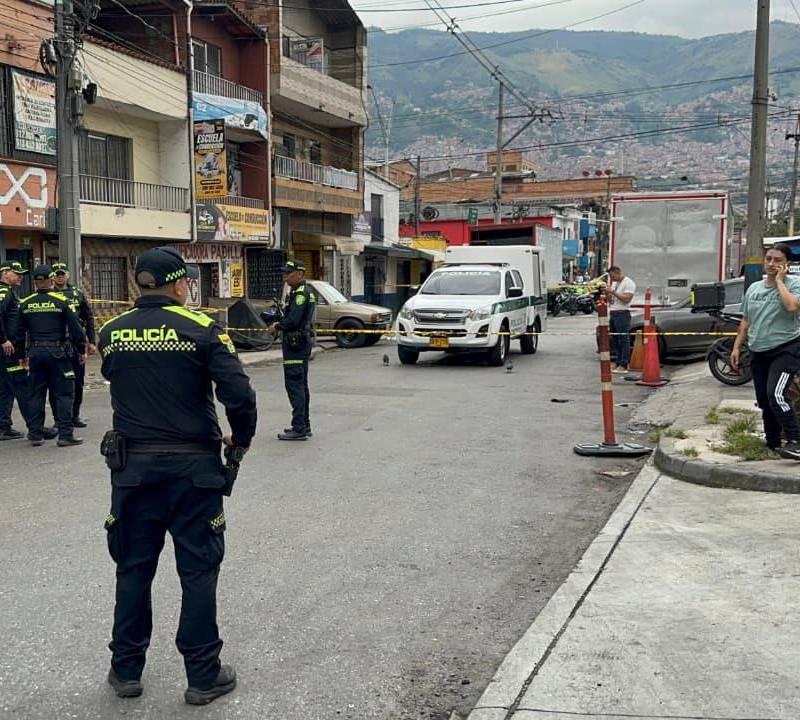 En este punto del barrio Caribe, de Medellín, ocurrió la explosión que dejó dos lesionados. Encontraron evidencias de que era un local donde se fabricaban artefactos. FOTO: CORTESÍA