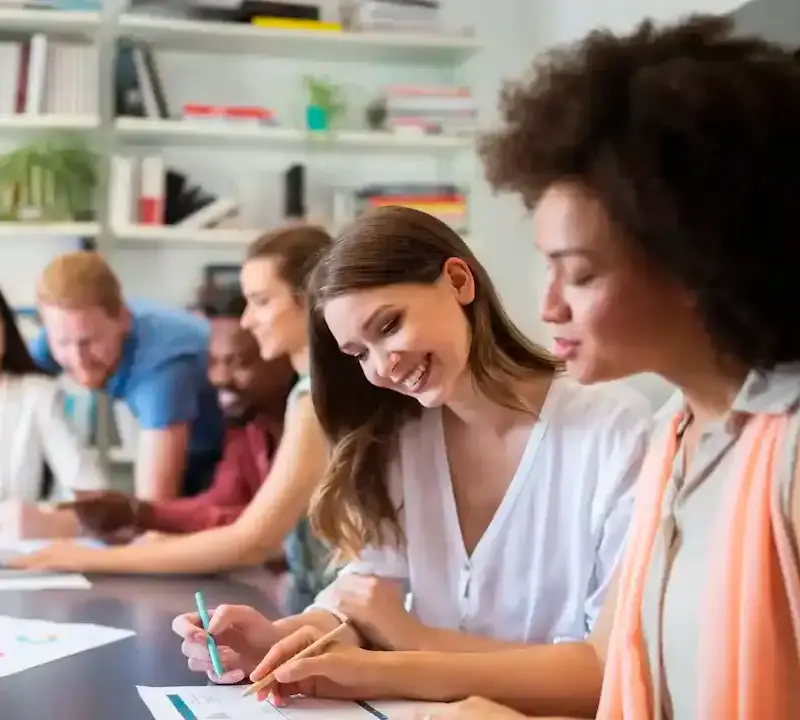 Jóvenes de Cali podrán acceder a un programa de formación en ventas y servicio al cliente, con respaldo de Tiendas Ara y el Politécnico PIO. FOTO: Getty