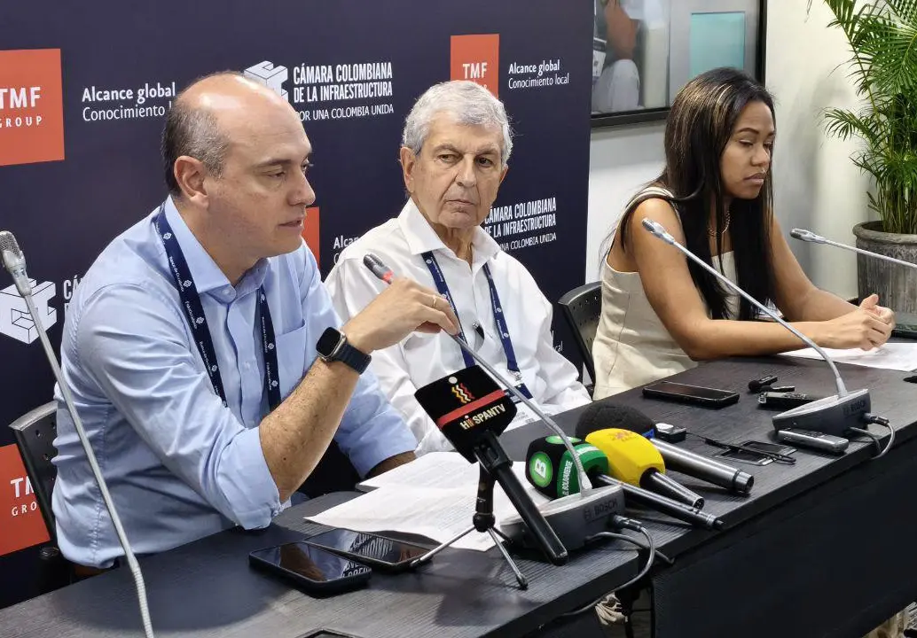 José Ignacio López, presidente de Anif; Juan Martín Caicedo, presidente de la CCI; y Ginette Lozona, directa de Asuntos económicos de la CCI. FOTO: Miguel Alguero.
