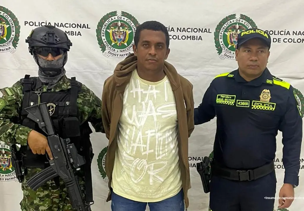 En el centro, alias “Negro”, señalado como cabecilla financiero del Clan del Golfo. FOTO: CORTESÍA. 
