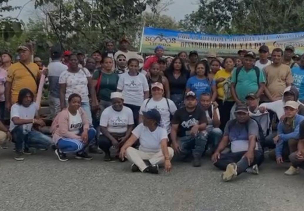 Cerca de 90 asociaciones campesinas bloquearon la vía principal que comunica a San Juan de Urabá con Arboletes, en protesta por incumplimientos del Gobierno nacional. FOTO: Cortesía