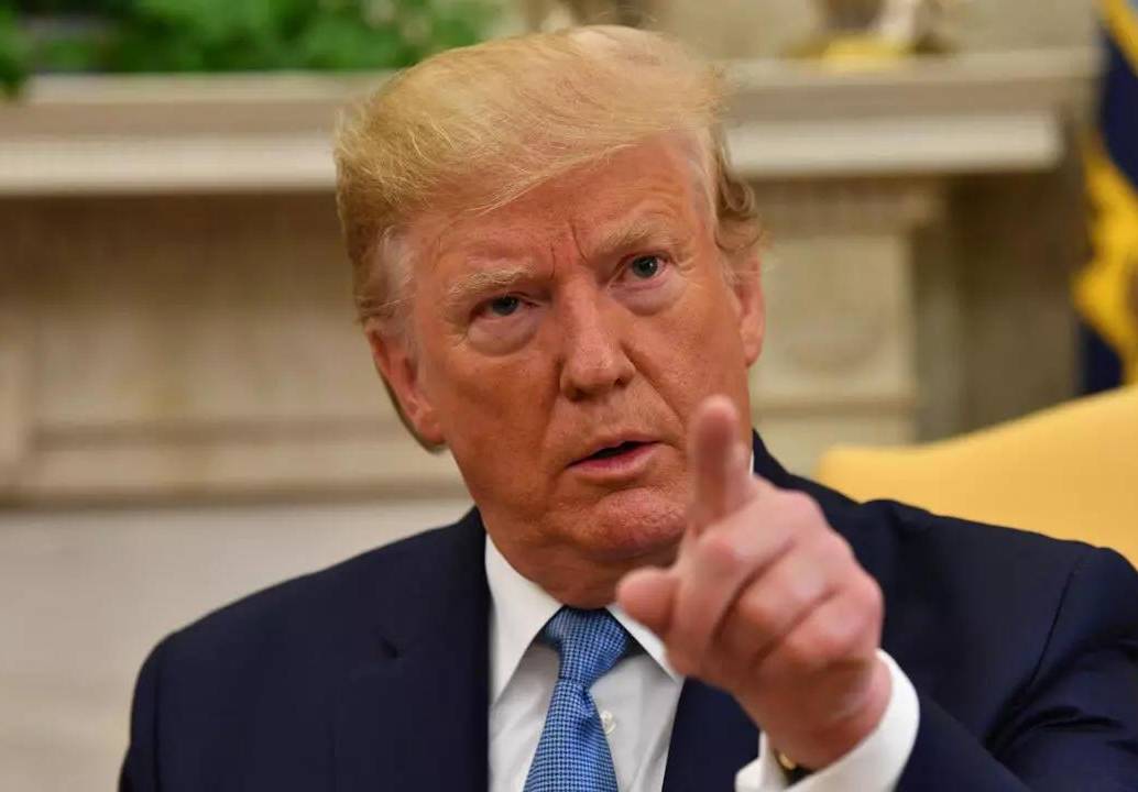 La fiscal general de EE. UU. Pam Bondi, que está bajo la dirección del presidente Trump, presentó cargos por narcotráfico contra Nicolás Maduro y varios de sus principales colaboradores, al tiempo que ofreció recompensas millonarias por su captura. FOTO: AFP