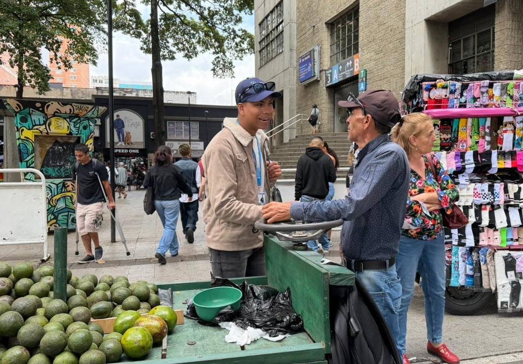 Funcionarios del Distrito, socializando el proyecto de intervención en la Zona Urbana de Aire Protegido del Centro. FOTO Cortesía Alcaldía de Medellín. 
