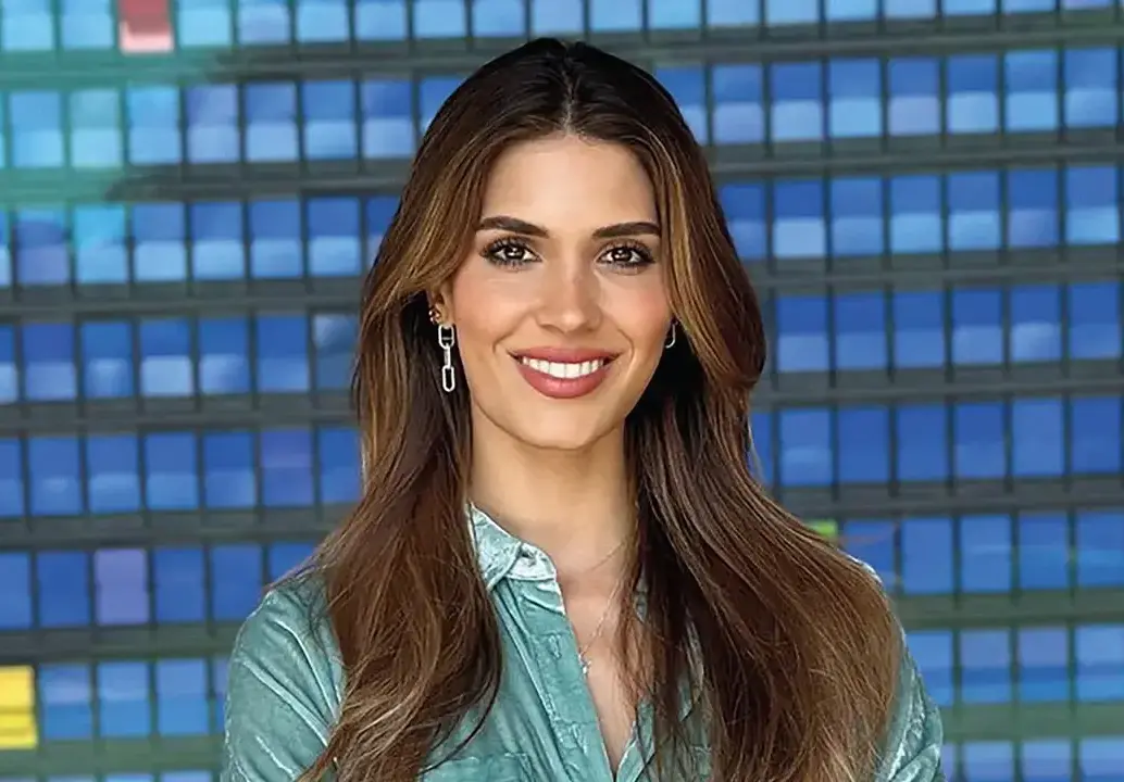 Gabriela Tafur, abogada caleña, exreina de belleza y graduada de Stanford, cerró una ronda semilla por US$5 millones para acelerar la expansión de Idilio, una plataforma de video vertical especializada en microdramas para el público hispanohablante. FOTO: Cortesía - Forbes.