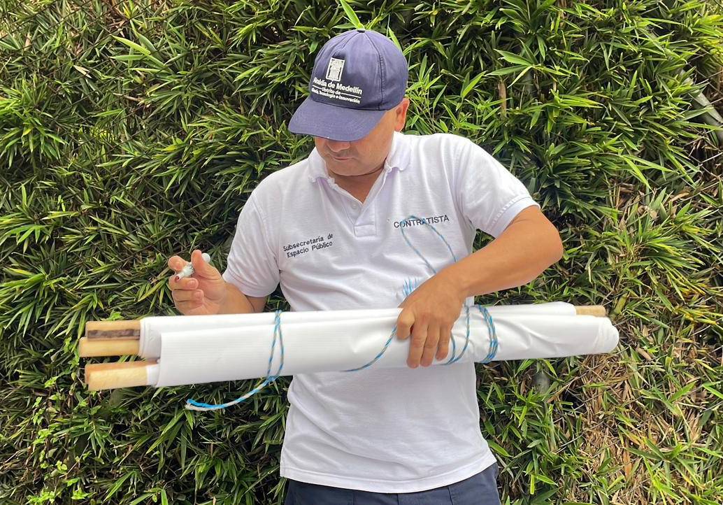 Uno de los contratistas de la Subsecretaría de Espacio Público, retirando lo que sería propaganda electoral no autorizada. FOTO: Cortesía Alcaldía de Medellín