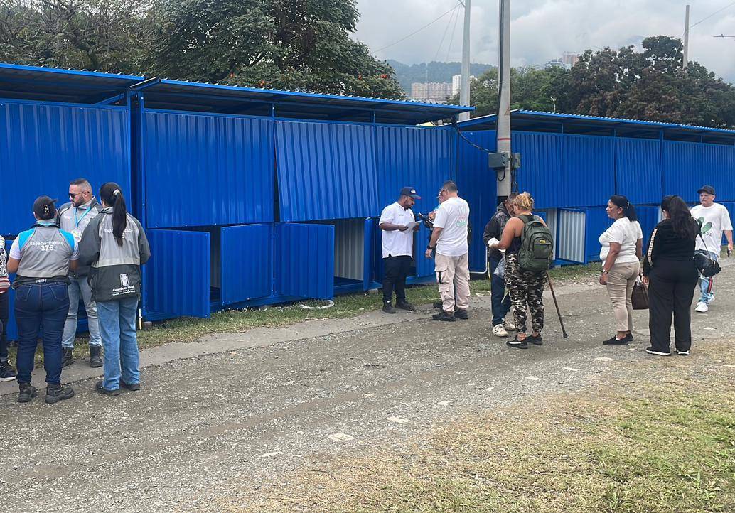 Funcionarios de Espacio Público de Medellín con los venteros autorizados para fin de año, de acuerdo con el Plan Navidad 2025. FOTO Cortesía Alcaldía de Medellín. 