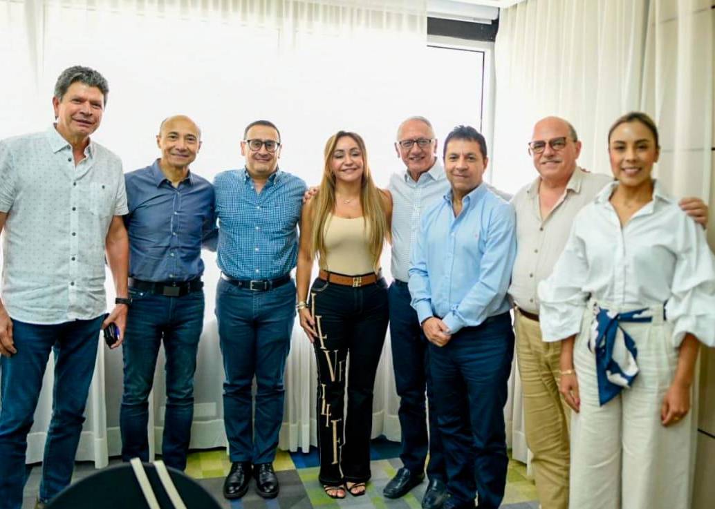 El ministro de Salud, Guillermo Jaramillo, junto a los representantes de las seis EPS. FOTO CORTESÍA