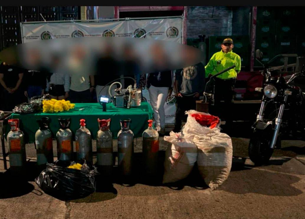 Estos eran los elementos que usarían estas personas para reenvasar cervezas y gaseosas para luego revenderlas irregularmente en establecimientos comerciales. FOTO: CORTESÍA POLICÍA METROPOLITANA