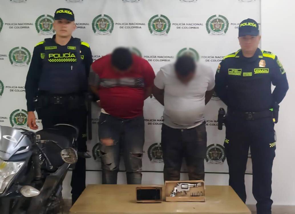 Los detenidos son un hombre de 29 años y otro de 30, uno de ellos con antecedentes judiciales. FOTO: Cortesía Policía Meval