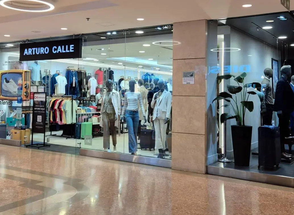 La empresa Arturo Calle advirtió sobre un fraude masivo y sofisticado que utilizó inteligencia artificial (<i>deepfakes</i>) para suplantar la imagen y voz de su fundador. FOTO cortesía Arturo Calle