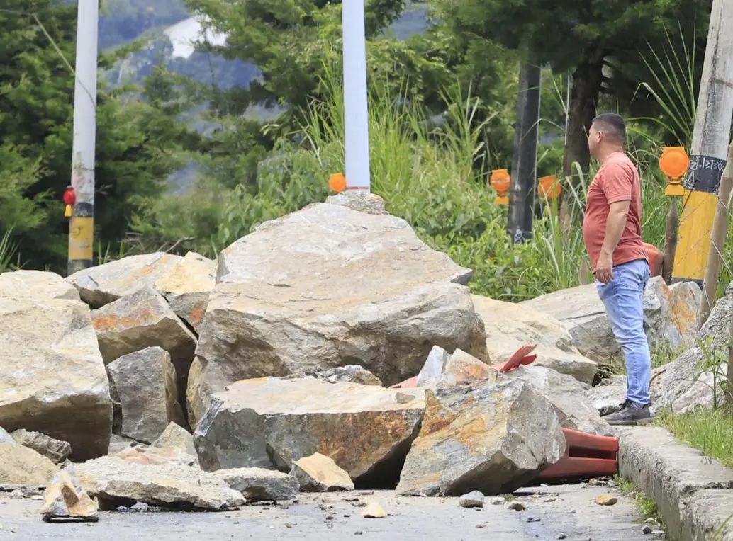 El deslizamiento en el sector Mirador de Santa Elena mantiene cerrada la vía en ambos sentidos, mientras avanzan las labores para remover el material y restablecer el paso. FOTO: Camilo Suárez