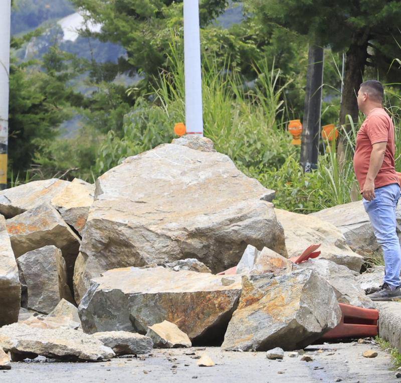 El deslizamiento en el sector Mirador de Santa Elena mantiene cerrada la vía en ambos sentidos, mientras avanzan las labores para remover el material y restablecer el paso. FOTO: Camilo Suárez