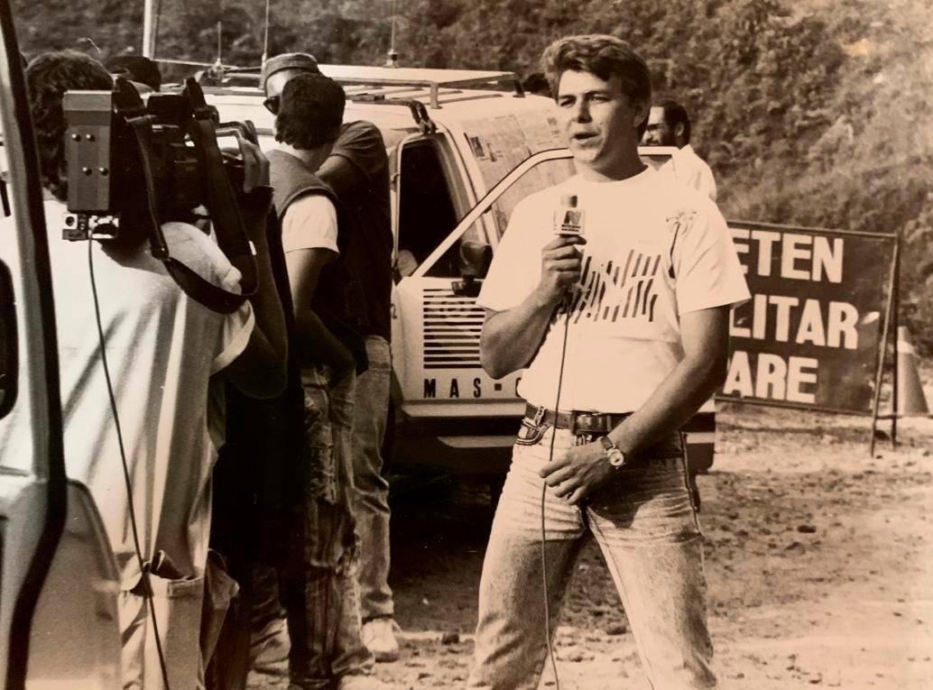 El periodista Diego Sánchez en los años 90, haciendo un reportaje en la entrada de la cárcel La Catedral, de Envigado. FOTO: CORTESÍA.