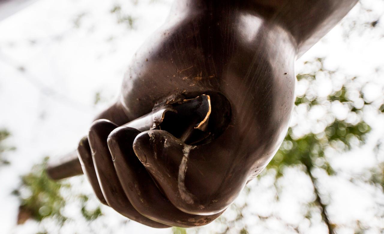 La escultura Soldado Romano fue mutilada de la parte inferior de su lanza. Foto: Julio César Herrera