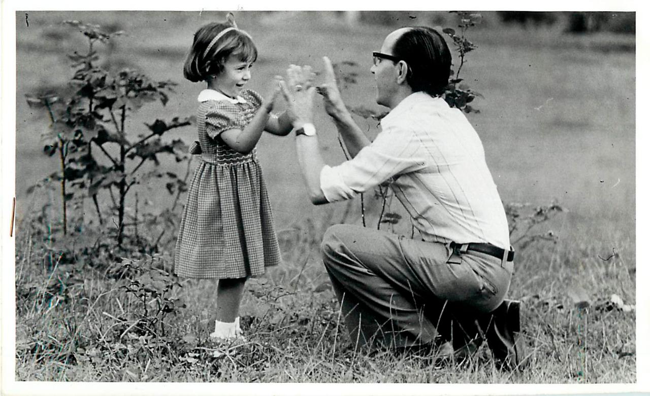 En este día especial las familias aprovechan para reunirse y celebrar un año más de vida de lo padres y abuelos entregados a sus hijos. Fotografía del año 1991. Foto: Archivo el Colombiano