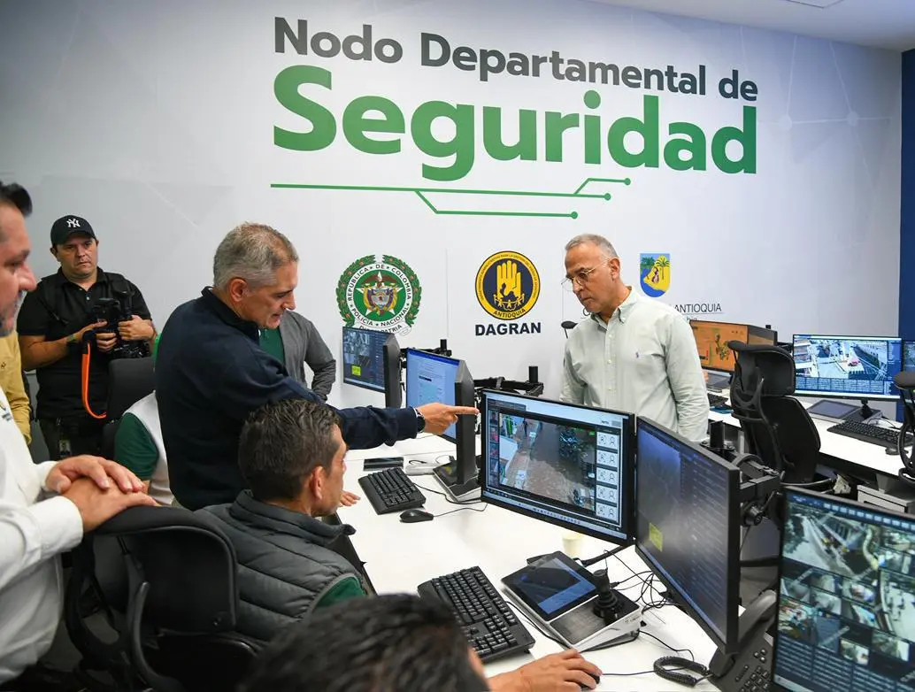 El gobernador de Antioquia, Andrés Julián Rendón, en el Nodo Departamental de Seguridad. FOTO: Cortesía Gobernación