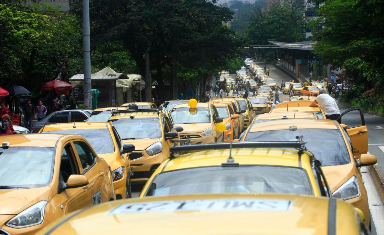 Muchos taxistas aseguran que los márgenes de ganancia se han reducido drásticamente, poniendo en peligro la viabilidad de sus negocios y su capacidad para sustentar a sus familias. Foto Camilo Suárez