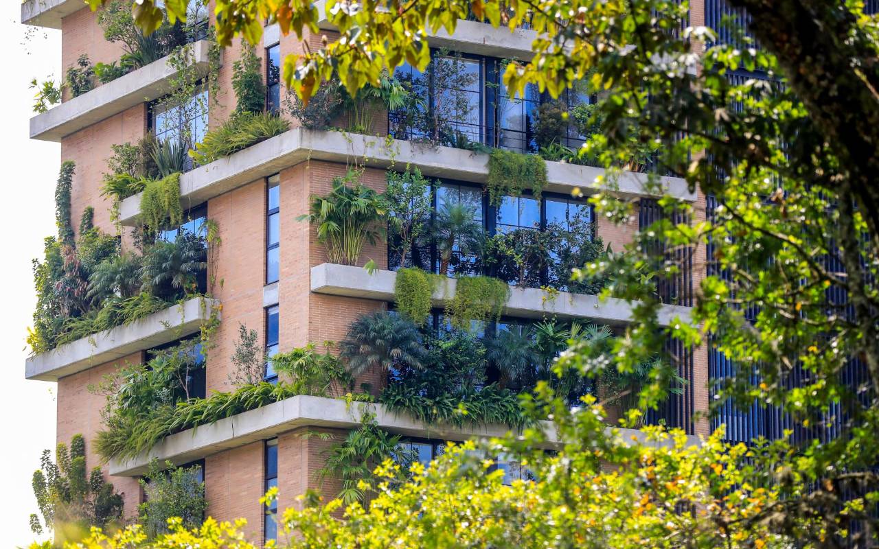 Edificio Verde Avignon, ubicado en la carrera 22A con la 20 A Sur. Los jardines verticales permiten mejorar el aspecto de la arquitectura y el paisaje urbano. FOTO: Jaime Pérez