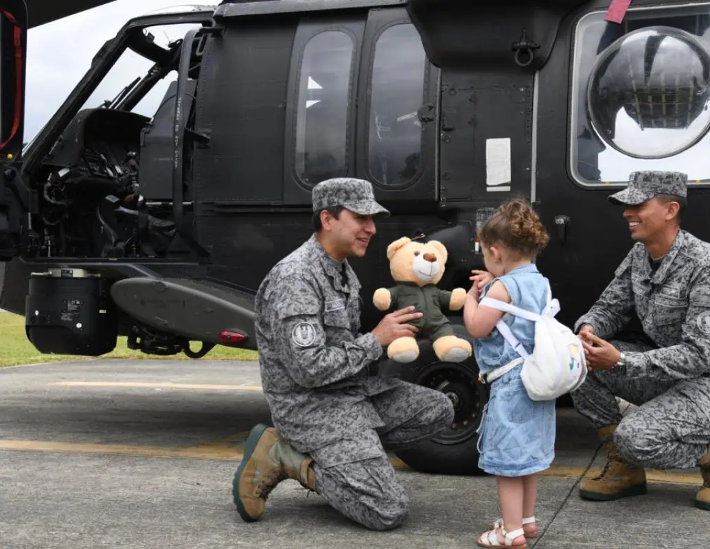 Angelita junto a la tripulación y el helicóptero Ángel, la aeronave de la Fuerza Aeroespacial Colombiana en la que nació hace más de tres años mientras su madre era evacuada desde Ituango hacia Medellín. Foto: Fuerza Aeroespacial Colombiana
