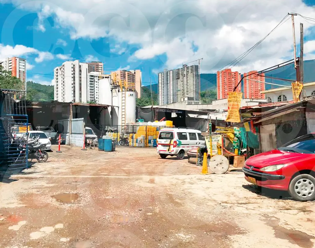 Dentro de este parqueadero del barrio El Trapiche, de Sabaneta, ocurrió el asesinato de Elías Bartolo Causil Ramos, de 65 años, siendo este el primer asesinato en 449 días en esta localidad. FOTO: Laura Rosa Jiménez Valencia