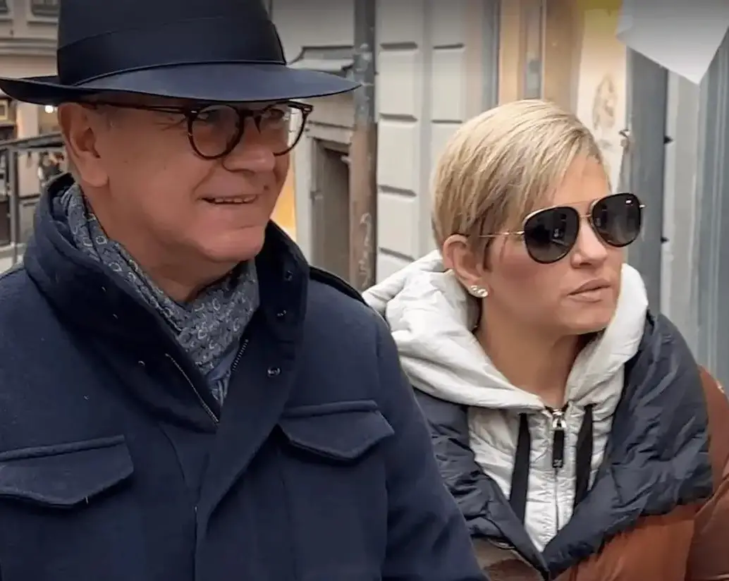 Verónica Alcocer, fotografiada en el centro de Estocolmo, camina acompañada del empresario Manuel Grau Pujadas, figura clave en su círculo europeo. FOTO: DIARIO EXPRESSEN