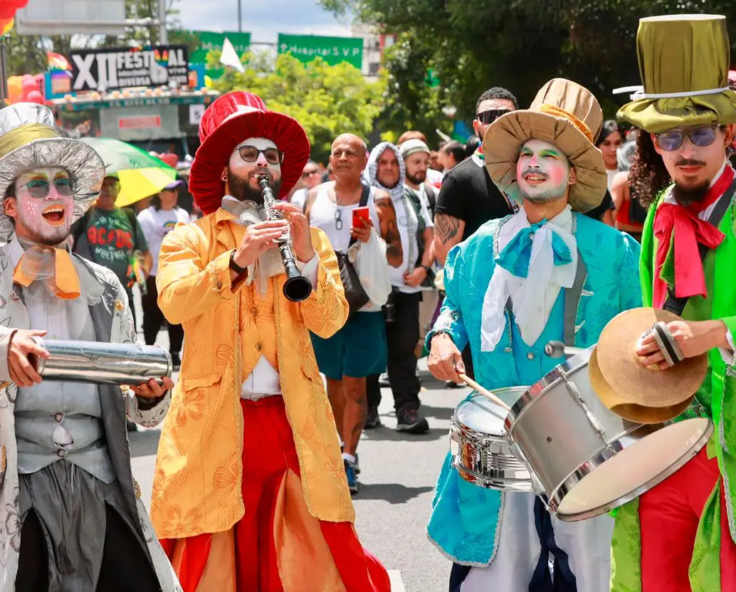 Miles de personas recorren las principales vías del centro de Medellín durante la Marcha del Orgullo LGBTIQ+ 2026, que este año tiene como lema “Orgullo para toda la vida”. FOTO: EL COLOMBIANO