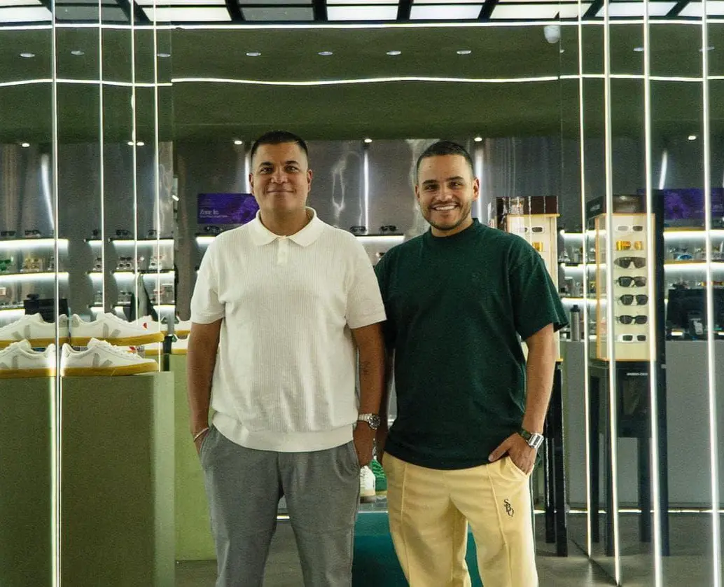 Los hermanos Sebastián y Santiago Barrientos Quintero comenzaron vendiendo gafas desde un apartamento en Medellín y hoy lideran una plataforma con presencia nacional en el mercado premium. FOTO: SBQ.