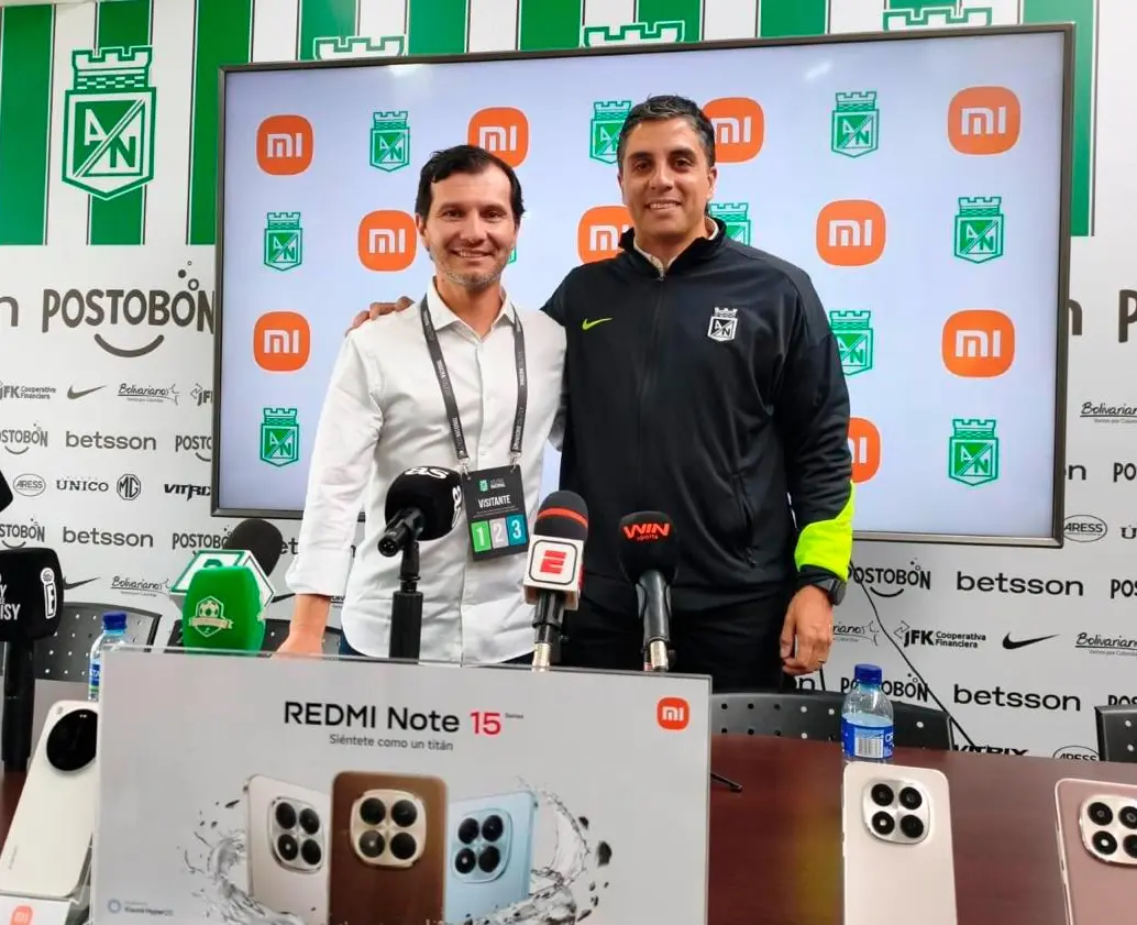 Juan Pablo Cortés, vocero de Xiaomi en Colombia (izq.), y Andrés Restrepo Sánchez, director comercial de Atlético Nacional, durante el anuncio de la alianza tecnológica entre la marca y el club. FOTO suministrada por MGC Global Group
